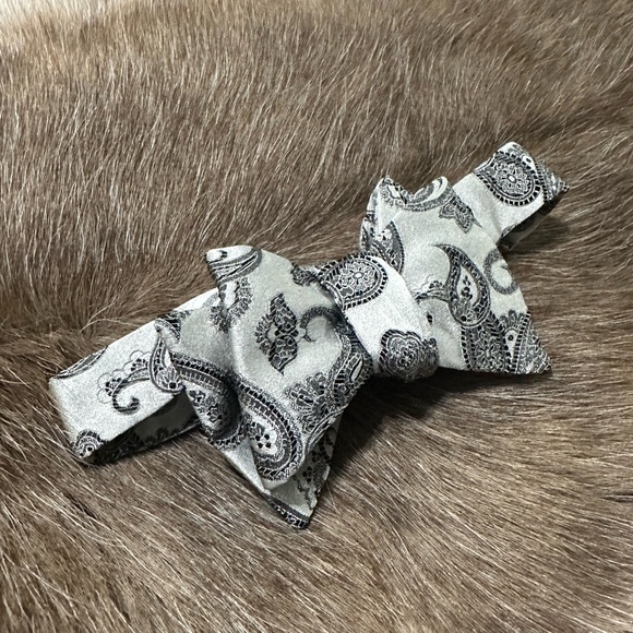 NWT Carrot & Gibbs Grey & Black Paisley 100% Silk Bow Tie - Picture 1 of 10
